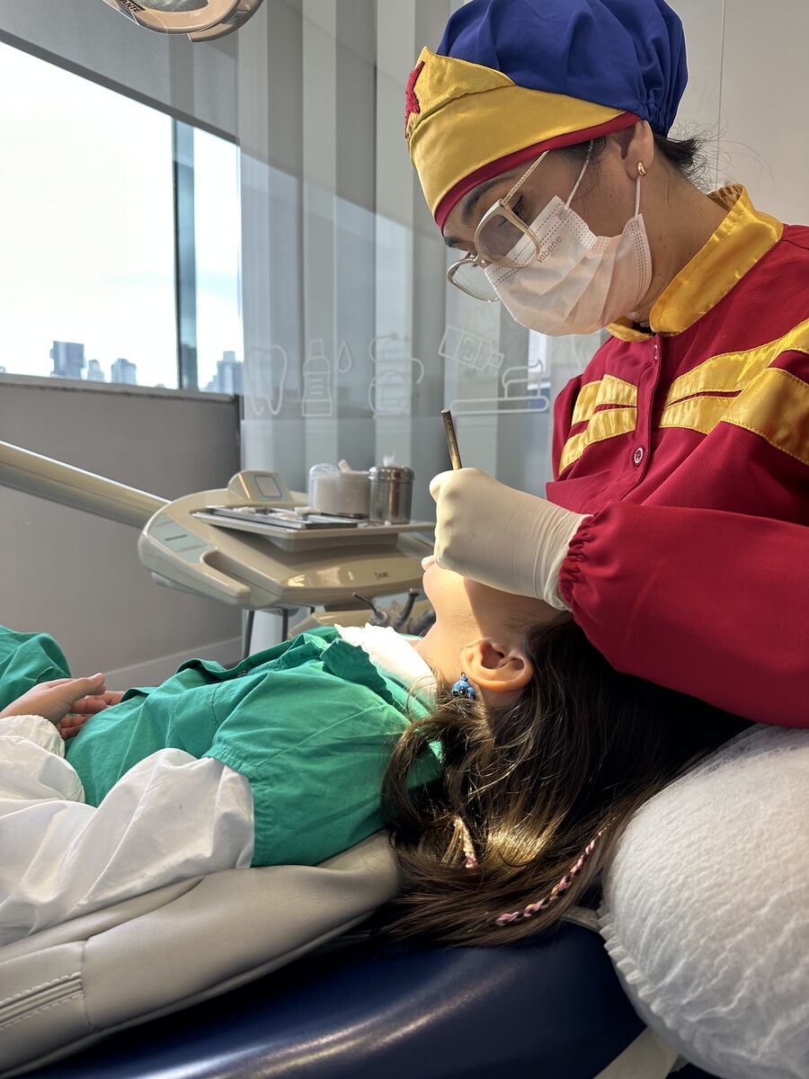 Dra. Ana Paula com brinquedos didáticos para odontopediatria