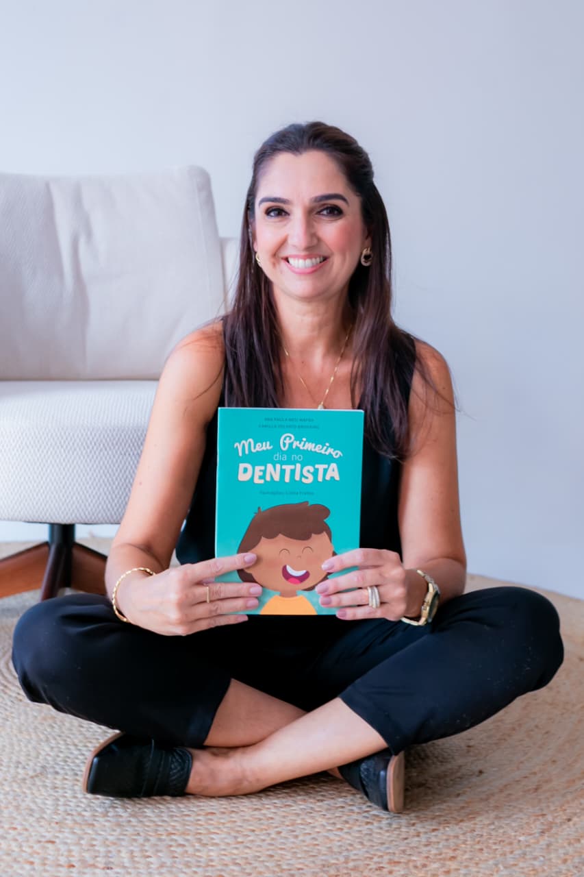Dra. Ana Paula com o livro Meu Primeiro Dia no Dentista
