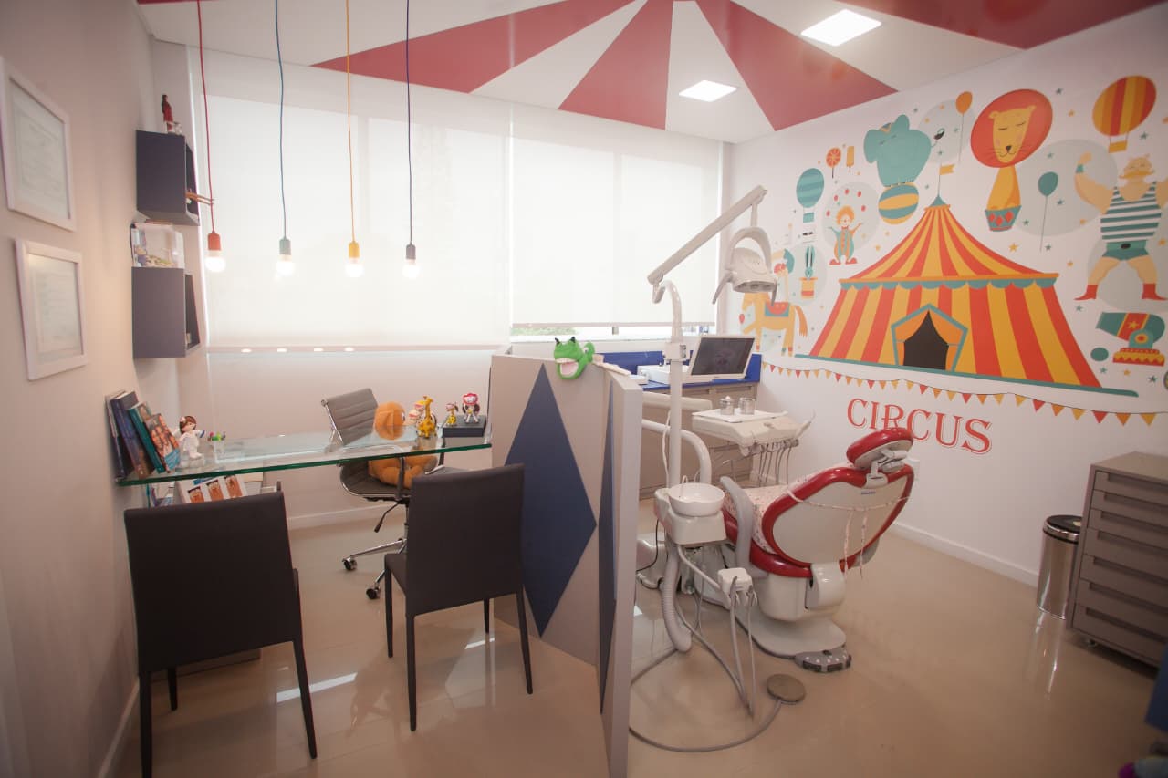 Sala temática de circo com cadeira odontológica infantil