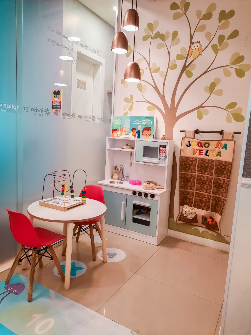 Brinquedoteca do consultório com cozinha infantil e jogos