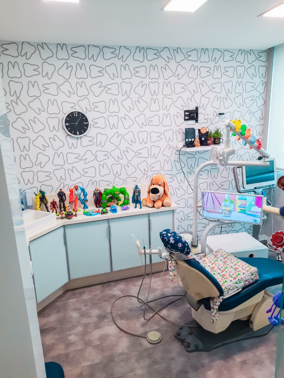 Sala de atendimento infantil com temática lúdica